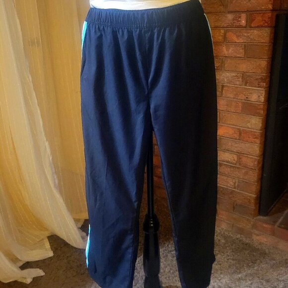 Nike Capris Length Workout Pants - Size M - Picture 1 of 8